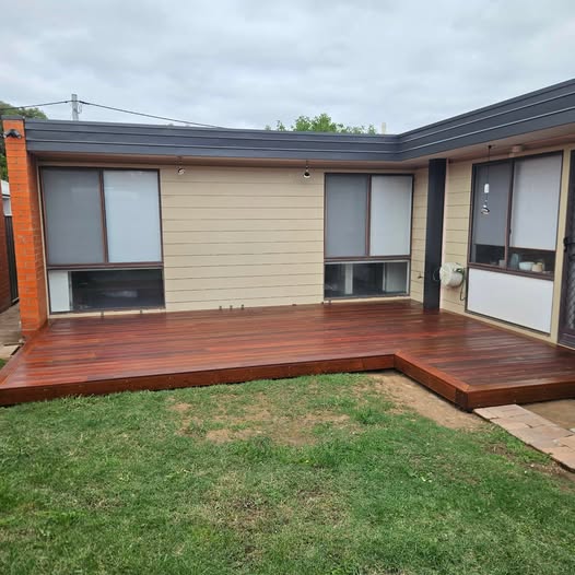 Low-set hardwood deck
